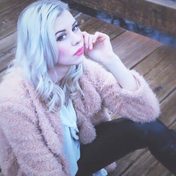 Meet your Posher, Bella Rose - Picture 2 of 4